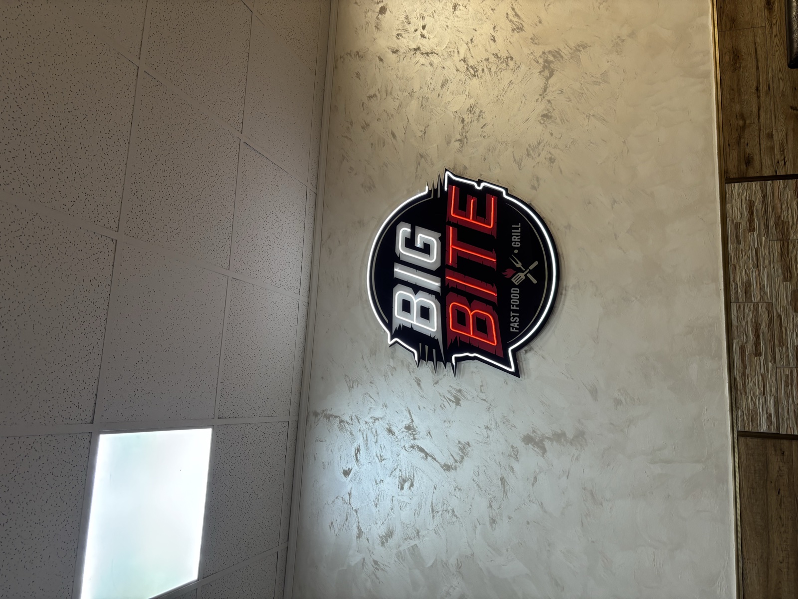 Big Bite logo na zidu